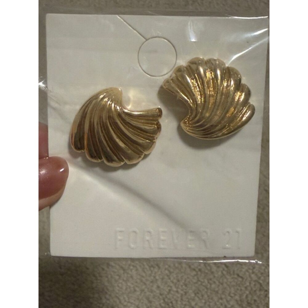 NWT Forever 21 Gold Tone Seashell Stud Earrings - Ocean Beach Summer Jewelry